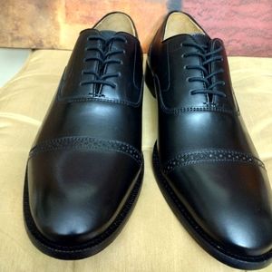 G. H. Bass & Co  (Size 10 1/2 M) Black Oxford Shoes